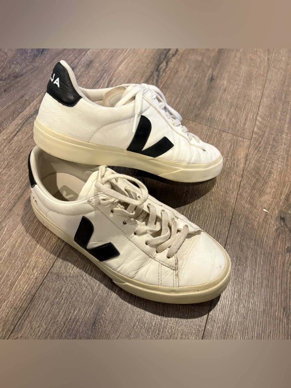 3642 Veja Campo Sneaker in Extra White & Black Size 9